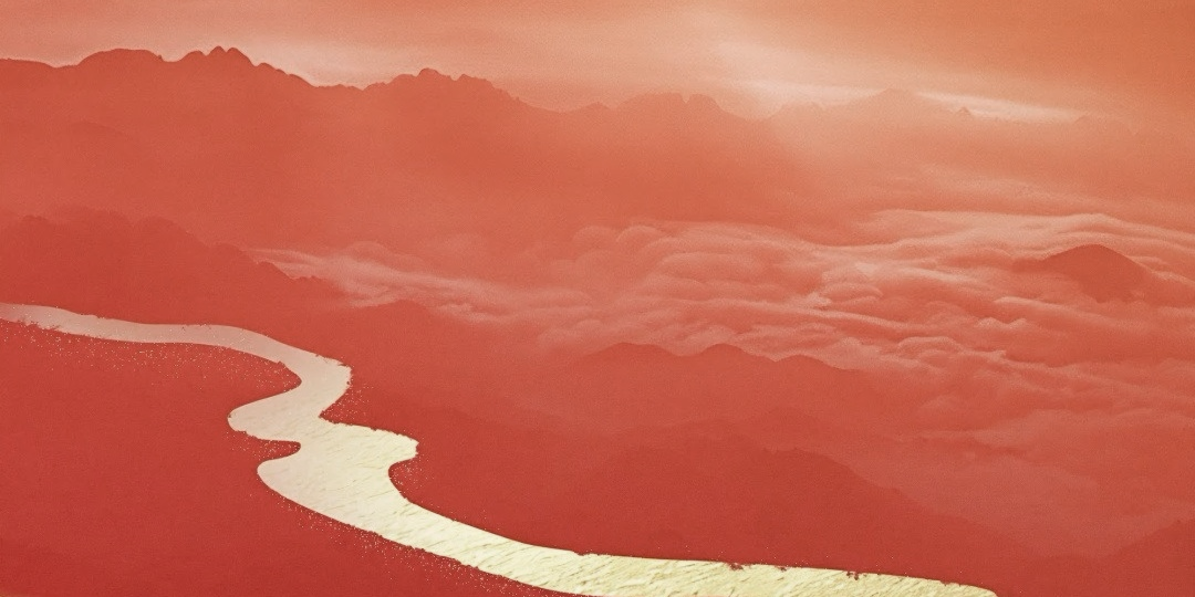 红色山脉与蜿蜒道路艺术画面